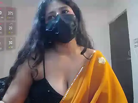 -Queenie online show from May 5, 7:00 pm