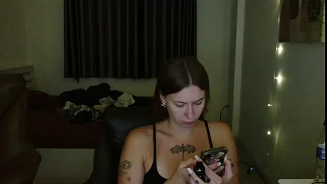 Snapshot of JuicyErika chatting on July 6, 6:43 pm JuicyErika online show from July 6, 6:43 pm