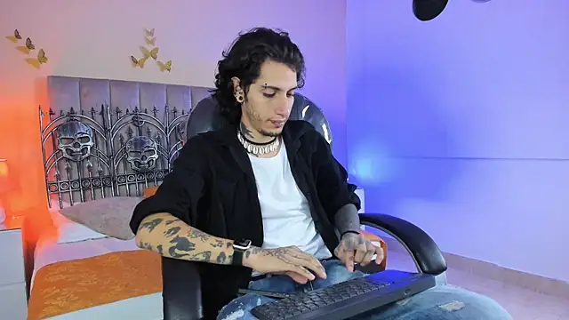 Snapshot of Vergil_Noir_ chatting on May 15, 3:35 am Vergil Noir online show from May 15, 3:35 am