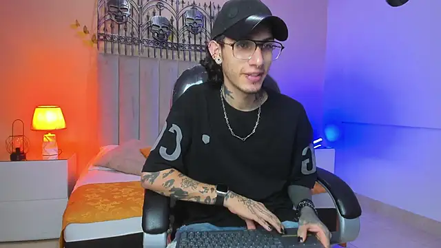 Snapshot of Vergil_Noir_ chatting on May 22, 3:02 am Vergil Noir online show from May 22, 3:02 am