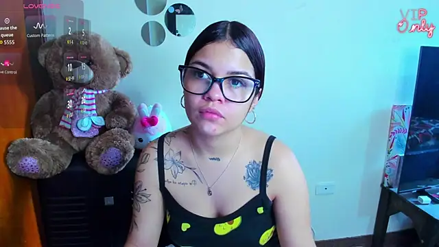 Snapshot of angelina_77 chatting on May 17, 2:02 pm angelina 77 online show from May 17, 2:02 pm