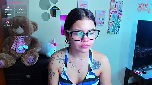 Snapshot of angelina_77 chatting on May 23, 2:32 pm angelina 77 online show from May 23, 2:32 pm