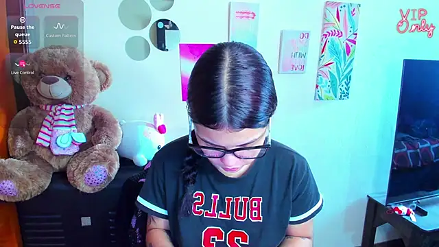 Snapshot of angelina_77 chatting on May 28, 1:52 pm angelina 77 online show from May 28, 1:52 pm