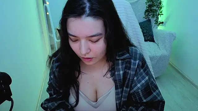 MomoRins online show from April 27, 9:02 pm