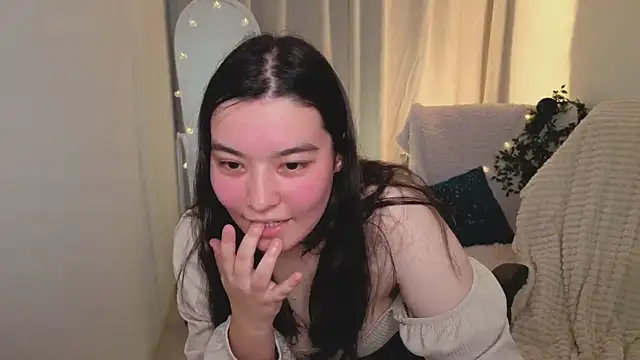 MomoRins online show from May 18, 10:04 pm