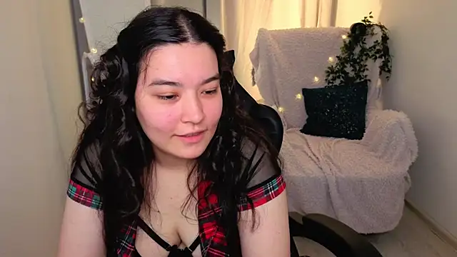 MomoRins online show from May 20, 10:05 pm