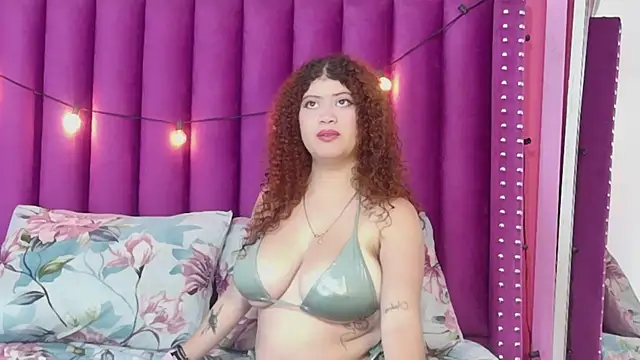 Snapshot of HoneyHipss chatting on May 7, 12:43 pm HoneyHipss online show from May 7, 12:43 pm