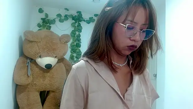 Snapshot of soofia_1609 chatting on May 4, 8:38 pm soofia 1609 online show from May 4, 8:38 pm