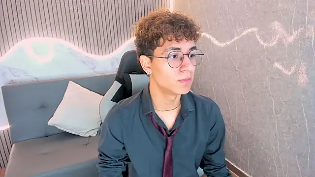 Snapshot of AngeloBellini chatting on May 5, 7:55 pm AngeloBellini online show from May 5, 7:55 pm