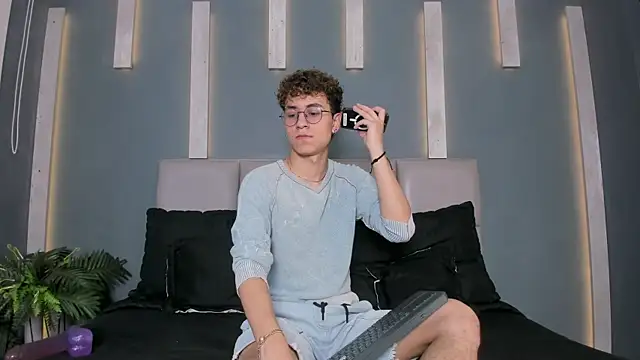 Snapshot of AngeloBellini chatting on May 7, 8:03 pm AngeloBellini online show from May 7, 8:03 pm