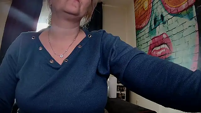 Snapshot of Divineblond chatting on January 29, 9:55 am Divineblond online show from January 29, 9:55 am