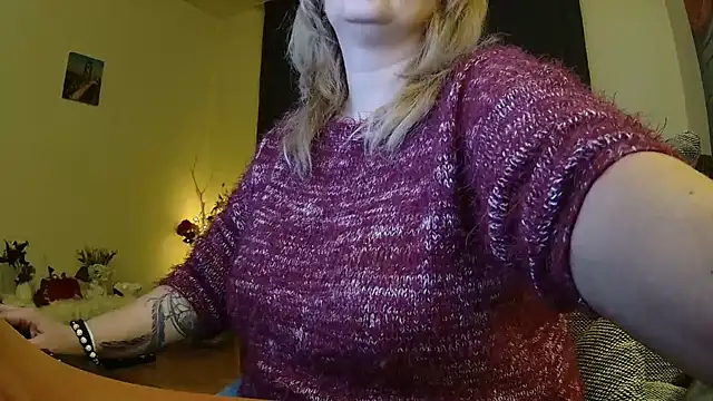 Snapshot of Divineblond chatting on January 30, 9:47 pm Divineblond online show from January 30, 9:47 pm