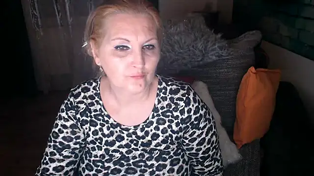 Snapshot of Divineblond chatting on February 1, 10:55 pm Divineblond online show from February 1, 10:55 pm