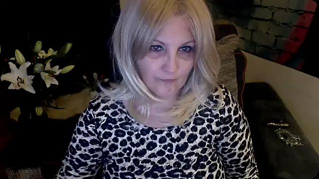 Snapshot of Divineblond chatting on February 2, 8:08 pm Divineblond online show from February 2, 8:08 pm