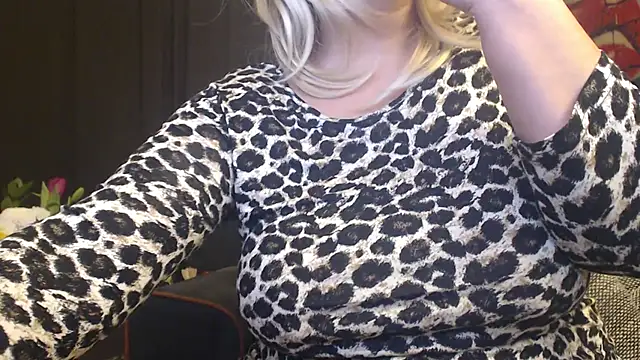 Snapshot of Divineblond chatting on February 3, 8:35 am Divineblond online show from February 3, 8:35 am