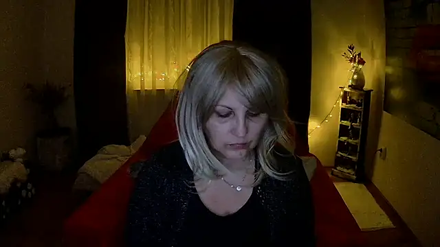 Snapshot of Divineblond chatting on February 19, 10:31 pm Divineblond online show from February 19, 10:31 pm