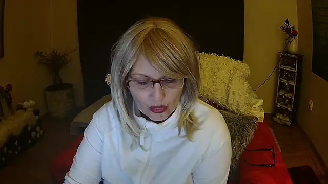 Snapshot of Divineblond chatting on February 20, 8:36 pm Divineblond online show from February 20, 8:36 pm