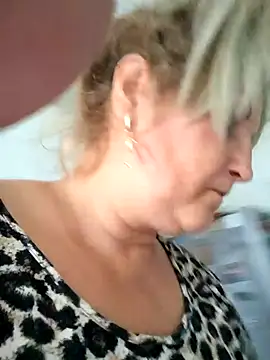 Snapshot of Divineblond chatting on October 8, 11:41 am Divineblond online show from October 8, 11:41 am