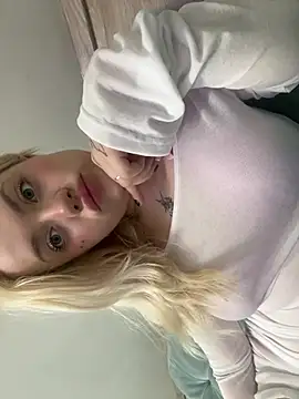 Snapshot of CassieCuteees chatting on May 6, 6:24 pm CassieCuteees online show from May 6, 6:24 pm