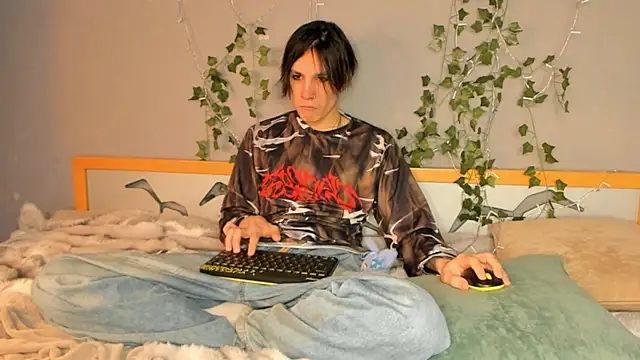 Snapshot of SolarFringe chatting on May 7, 6:52 am SolarFringe online show from May 7, 6:52 am