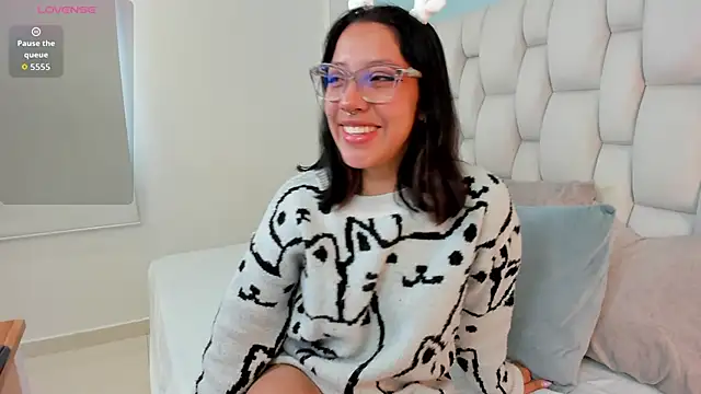 Snapshot of vayra_moon chatting on May 26, 6:04 pm vayra moon online show from May 26, 6:04 pm