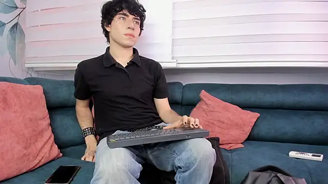 Snapshot of DemonFoxx chatting on April 27, 1:42 pm DemonFoxx online show from April 27, 1:42 pm