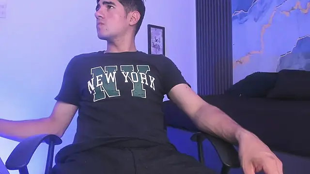 Snapshot of tommy_badboyy chatting on April 27, 7:12 pm tommy badboyy online show from April 27, 7:12 pm