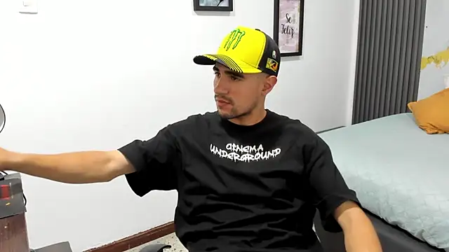 Snapshot of tommy_badboyy chatting on May 13, 9:55 pm tommy badboyy online show from May 13, 9:55 pm
