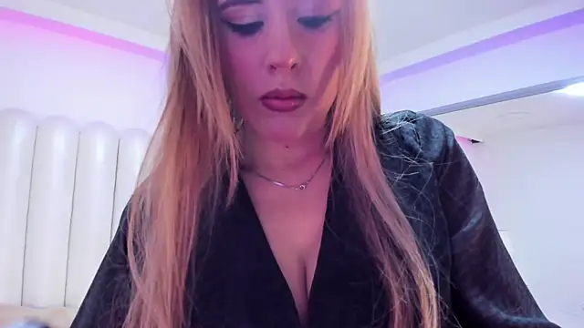 Snapshot of AndreinaOwen chatting on May 1, 12:10 pm AndreinaOwen online show from May 1, 12:10 pm