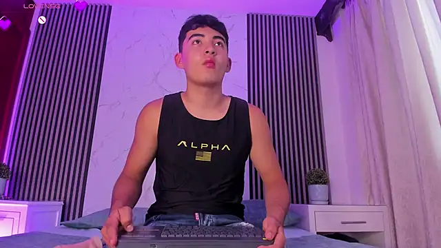 DylanBrownn  online show from May 7, 9:09 pm
