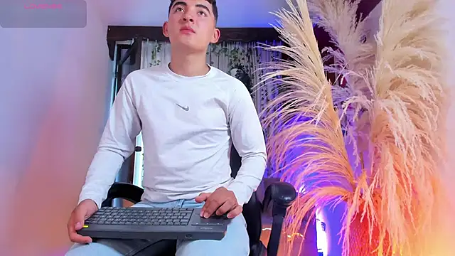 DylanBrownn  online show from May 12, 9:12 pm