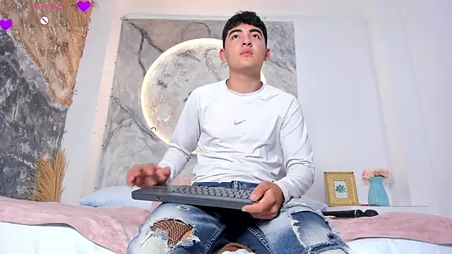 DylanBrownn  online show from May 28, 9:56 pm