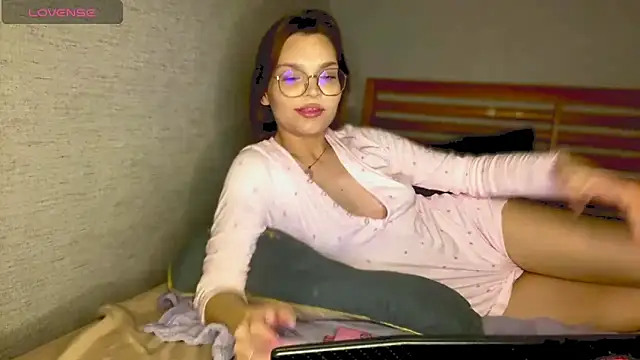 Snapshot of TessaLust_ chatting on May 9, 8:03 pm TessaLust online show from May 9, 8:03 pm
