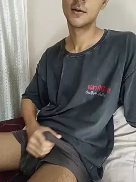 Snapshot of skinny_raj chatting on June 12, 8:08 pm skinny raj online show from June 12, 8:08 pm