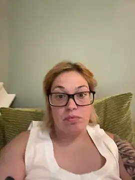Snapshot of SecretRavenXO chatting on May 7, 9:53 pm SecretRavenXO online show from May 7, 9:53 pm