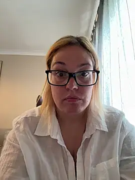 Snapshot of SecretRavenXO chatting on May 13, 2:25 pm SecretRavenXO online show from May 13, 2:25 pm