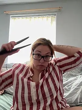 Snapshot of SecretRavenXO chatting on May 20, 2:23 pm SecretRavenXO online show from May 20, 2:23 pm