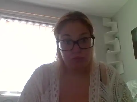 Snapshot of SecretRavenXO chatting on June 5, 9:04 am SecretRavenXO online show from June 5, 9:04 am