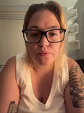 Snapshot of SecretRavenXO chatting on June 7, 10:02 pm SecretRavenXO online show from June 7, 10:02 pm