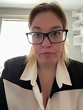 Snapshot of SecretRavenXO chatting on June 12, 9:19 am SecretRavenXO online show from June 12, 9:19 am