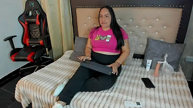 Snapshot of Zoedeleon chatting on May 14, 7:31 pm Zoedeleon online show from May 14, 7:31 pm
