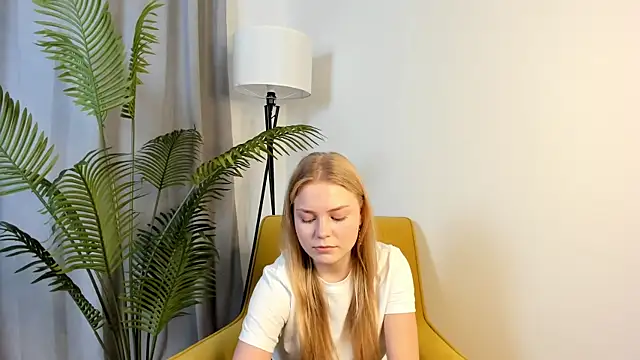 LavonaMadlem online show from May 13, 10:34 am