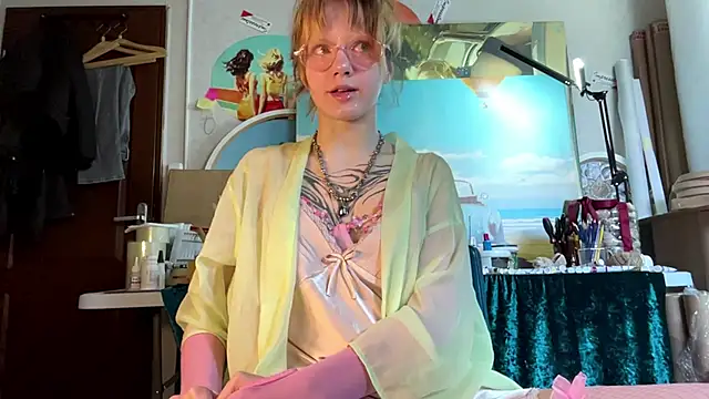 Snapshot of sarawhisperr chatting on April 30, 12:11 pm sarawhisperr online show from April 30, 12:11 pm