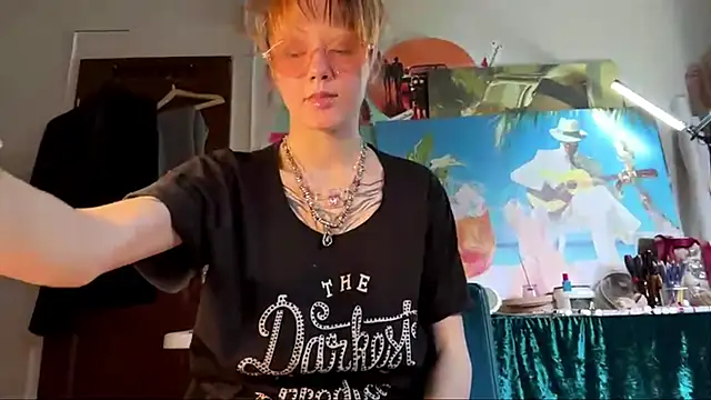 Snapshot of sarawhisperr chatting on May 2, 12:10 pm sarawhisperr online show from May 2, 12:10 pm
