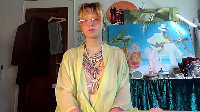 Snapshot of sarawhisperr chatting on May 3, 12:33 pm sarawhisperr online show from May 3, 12:33 pm