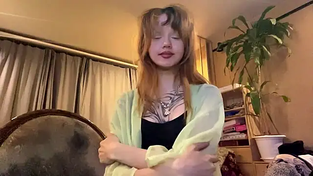 Snapshot of sarawhisperr chatting on May 15, 4:47 pm sarawhisperr online show from May 15, 4:47 pm