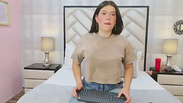 CarolineOlsen online show from April 28, 11:59 am