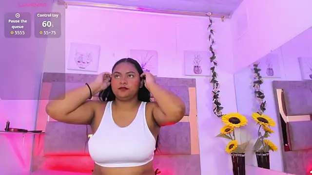 Snapshot of Playful_Violet chatting on May 19, 2:23 pm Playful Violet online show from May 19, 2:23 pm
