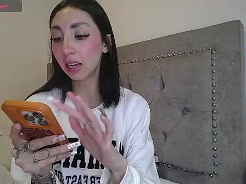 Nicoleee  28 online show from May 22, 3:02 am