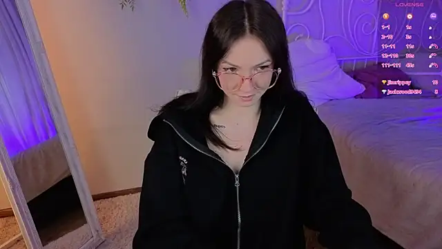 Snapshot of Luna_Come chatting on May 22, 6:20 am Luna Come online show from May 22, 6:20 am